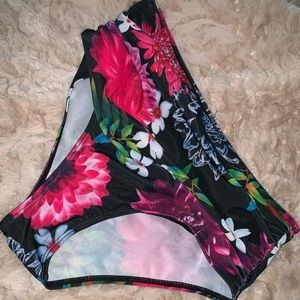 Super cute high waisted bottoms. Never worn